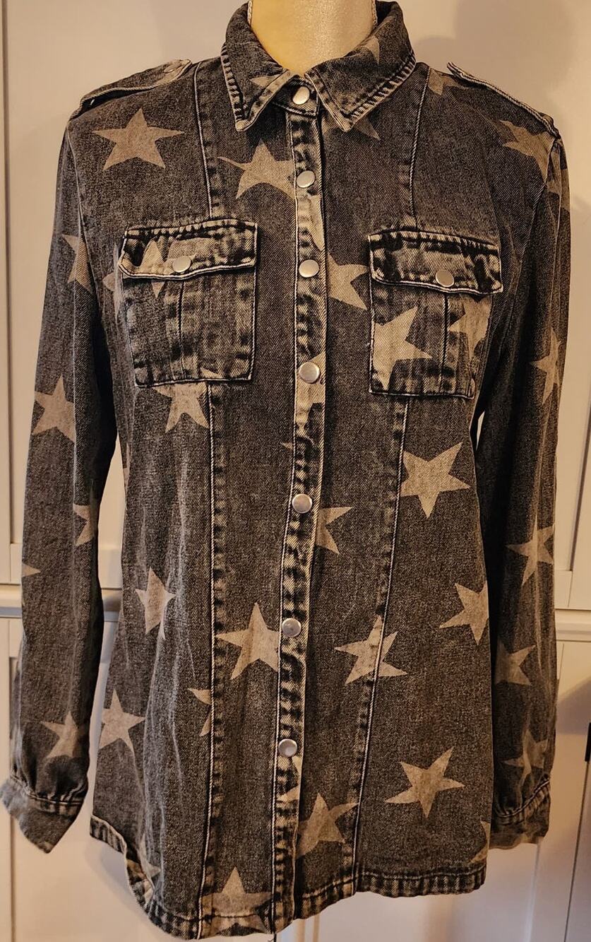 Macaron Women's Washed Black and Stars Jean Deium Shacket Snap Down Small